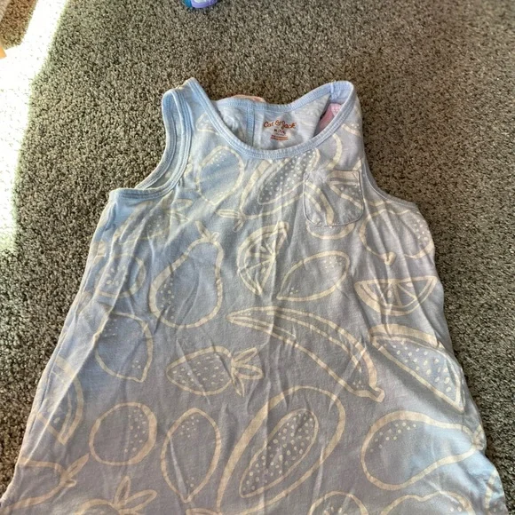 Bundle of 9 size medium (7/8) tanks. Various brands. - Picture 4 of 14